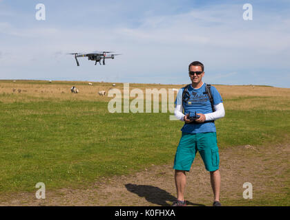 Mann fliegen kleine Drohne Stockfoto