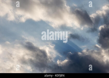 Eine enge Sicht auf Wolken mit Sonnenstrahlen, die durch Sie Stockfoto