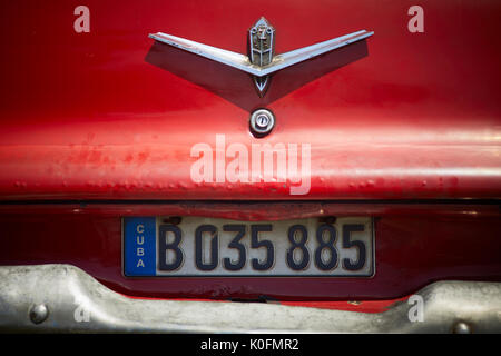 Kuba, Kuba, Hauptstadt Havanna American Classic retro Auto Automobil in der Nähe der rot-blauen Regierung Kennzeichen Stockfoto