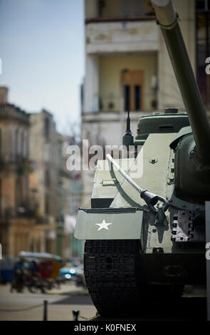 Kuba, Kuba, Hauptstadt Havanna russischen SU-100 tank Denkmal für die Bucht von Schweinen Debakel in Havanna Viejo, außerhalb Museum der Revolution Stockfoto