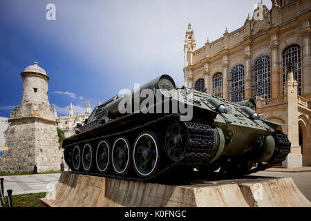 Kuba, Kuba, Hauptstadt Havanna russischen SU-100 tank Denkmal für die Bucht von Schweinen Debakel in Havanna außerhalb Museum der Revolution und nahe zu den alten wa Stockfoto