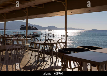 Balkon zur Meerseite mit Holzmöbeln, beliebten touristischen Resort Insel Zakynthos, Griechenland Stockfoto