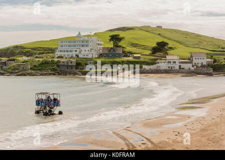 Ein Meer Traktor führt die Besucher auf Burgh Island von Bigbury-on-Sea, Devon, Großbritannien. Stockfoto