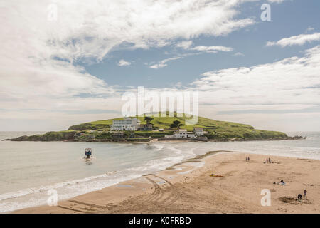 Ein Meer Traktor führt die Besucher auf Burgh Island von Bigbury-on-Sea, Devon, Großbritannien. Stockfoto