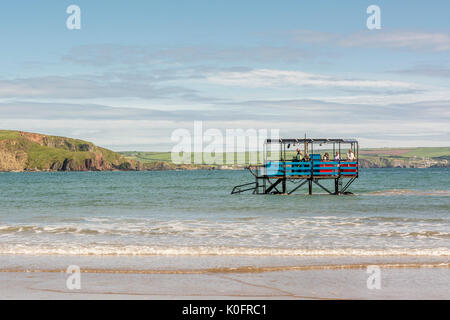 Ein Meer der Traktor transportiert Besucher zurück von Burgh Island zu Bigbury on Sea, Devon, Großbritannien. Stockfoto