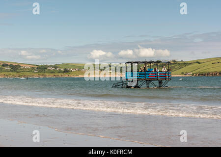 Ein Meer der Traktor transportiert Besucher zurück von Burgh Island zu Bigbury on Sea, Devon, Großbritannien. Stockfoto