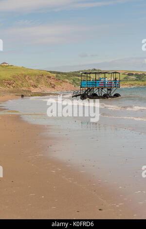 Ein Meer der Traktor transportiert Besucher zurück von Burgh Island zu Bigbury on Sea, Devon, Großbritannien. Stockfoto