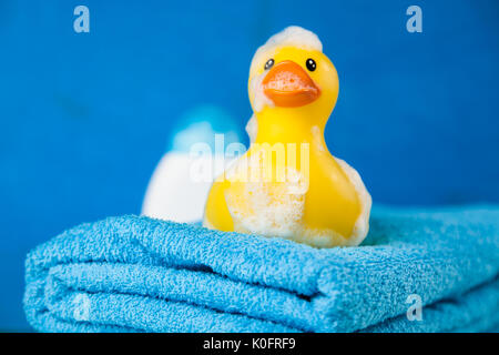 Weiche blaue Handtücher und eine Spielzeug-Ente Stockfoto