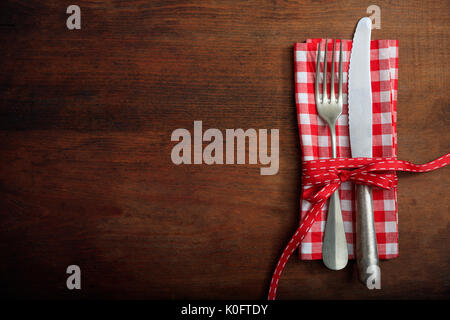 Tisch mit Messer und Gabel auf hölzernen Hintergrund Stockfoto