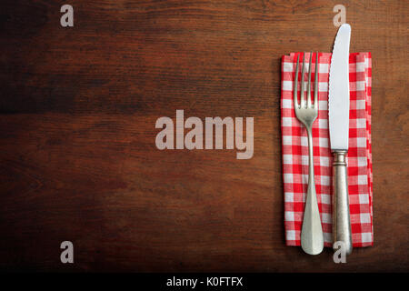 Tisch mit Messer und Gabel auf hölzernen Hintergrund Stockfoto
