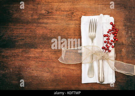 Tisch mit Messer und Gabel auf hölzernen Hintergrund Stockfoto
