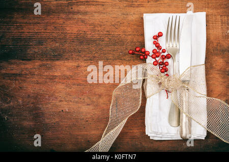 Tisch mit Messer und Gabel auf hölzernen Hintergrund Stockfoto