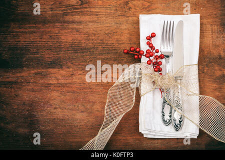 Tisch mit Messer und Gabel auf hölzernen Hintergrund Stockfoto