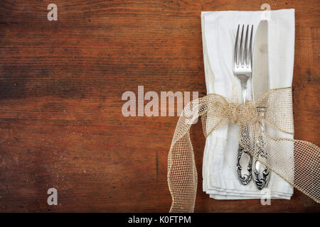 Tisch mit Messer und Gabel auf hölzernen Hintergrund Stockfoto