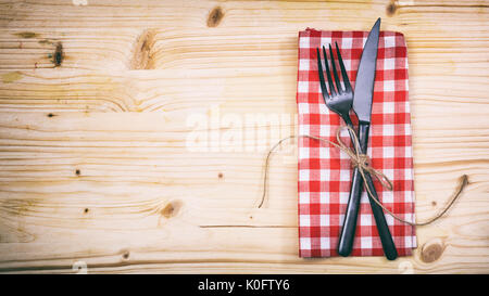 Tisch mit Messer und Gabel auf hölzernen Hintergrund Stockfoto