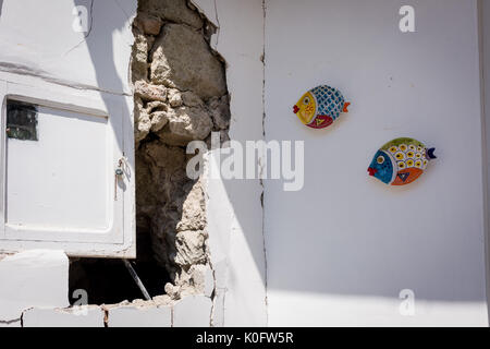 Casamicciola, Italien. 22 Aug, 2017. War eine Stärke 3,6 Erdbeben klopfen in Ischia spät am Tag am 21. August gehört. Mehrere zusammen, darunter ein Palast und eine Kirche, zahlreiche Verletzte. Aus den Trümmern zwischen dem 21. und dem 22. August, drei junge Brüder wurden unter den Trümmern gerettet. Zwei Opfer gefunden. (Italien, Ischia, Casamicciola, 22. August 2017) Credit: Michele Amoruso/Pacific Press/Alamy leben Nachrichten Stockfoto