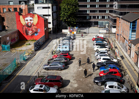 Manchester Northern Quarter Graffiti Wandmalereien an der Giebelseite Straße Wandbild "Papua-neuguinea" von Dale Grimshaw, Ancoats, und SIP-Parkplatz Stockfoto