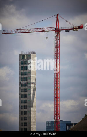 Mobilkran in Salford Gtr Manchester, konkrete Spalte Treppenhaus Stockfoto