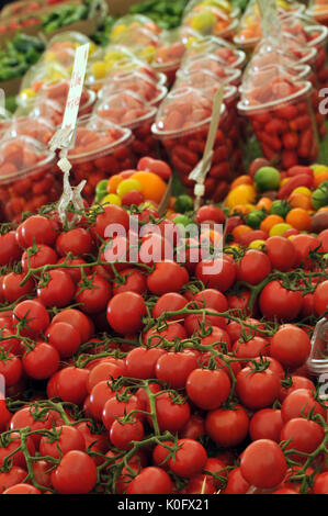 Verschiedene Tomaten gelb rot und grün gestreifte zum Verkauf präsentiert und zum Verkauf auf einem Festival auf der Isle of Wight angezeigt Stockfoto