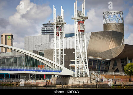 Manchester MediaCityUK bei Salford Quays, Sehenswürdigkeiten Lowry Theater und die Millennium Bridge Stockfoto