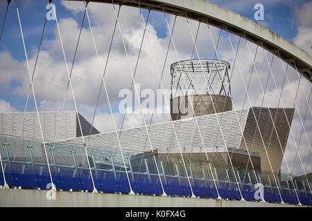 Manchester MediaCityUK bei Salford Quays, Sehenswürdigkeiten Lowry Theater und die Millennium Bridge Stockfoto