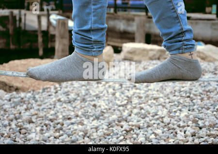 Balance auf einer Slackline Stockfoto