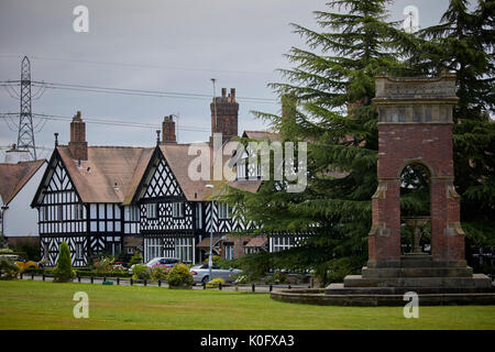 Der Salford malerischen Hahndorf Grün in Manchester früher Worsley Yard und industriellen Bereich, Tudor Häuser und Denkmal für Francis, 3. Herzog von Brücke Stockfoto