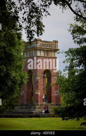 Der Salford malerischen Hahndorf Grün in Manchester früher Worsley Yard und industriellen Bereich, Tudor Häuser und Denkmal für Francis, 3. Herzog von Brücke Stockfoto