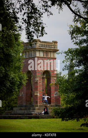 Der Salford malerischen Hahndorf Grün in Manchester früher Worsley Yard und industriellen Bereich, Tudor Häuser und Denkmal für Francis, 3. Herzog von Brücke Stockfoto