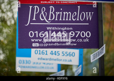 Platt Lane, Manchester Vorort von Fallowfield, zum Verkauf und verkauft Zeichen außerhalb einer Wohnung Block, Edward Mellor, Jordanien Fishwick. JP & Brimelow. Stockfoto