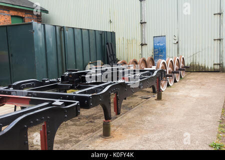 Eisenbahn Fahrwerke und Räder, die Restaurierungsarbeiten an Workshops an Rothley Station auf der Great Central Railway erhalten Dampfleitung. Stockfoto