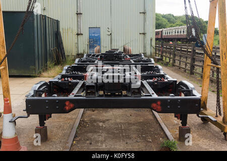 Eisenbahn Fahrwerke und Räder, die Restaurierungsarbeiten an Workshops an Rothley Station auf der Great Central Railway erhalten Dampfleitung. Stockfoto