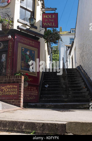 Loch in der Wand, das älteste Pub in Torquay. Stockfoto