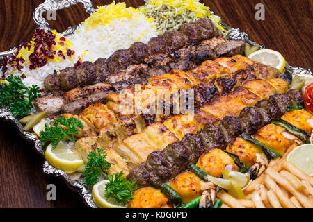 Nahaufnahme von persischen Mix Kebab und Reis Platter Stockfoto