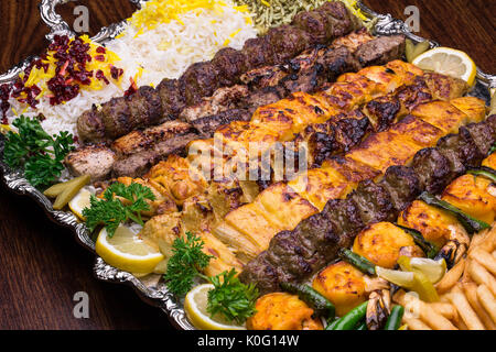 Nahaufnahme von persischen Mix Kebab und Reis Platter Stockfoto