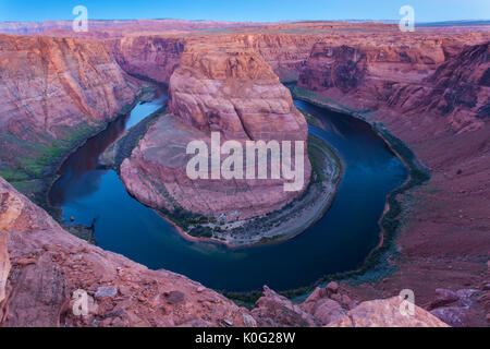 Horseshoe Bend im Glen Canyon vor Sonnenaufgang in der Nähe von Page, Arizona, USA. Stockfoto