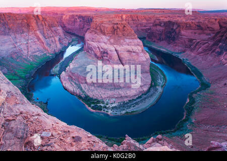 Horseshoe Bend im Glen Canyon bei Sonnenaufgang in der Nähe von Page, Arizona, USA. Stockfoto