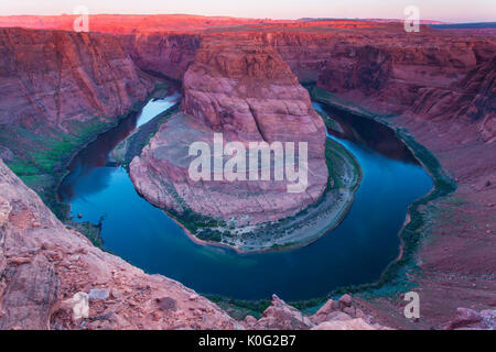 Horseshoe Bend im Glen Canyon bei Sonnenaufgang in der Nähe von Page, Arizona, USA. Stockfoto