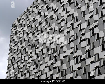 Kubistische Fassade zu modernen Stadtzentrum Gebäude gegen blau grau Himmel in Sheffield, South Yorkshire, England, Großbritannien Stockfoto