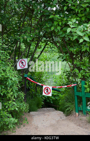 Zeichen mit Zeichen Durchfahrt verboten, Abstieg die Treppen zwischen den Büschen Stockfoto