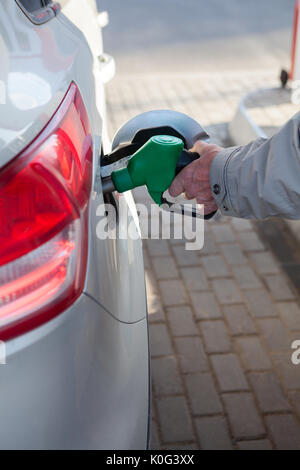 Kaukasische männliche Person tanken, ein Auto, eine Nahaufnahme Stockfoto