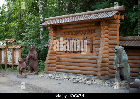 KIVACH, Karelien, Russland - ca. Juni 2017: Holz- Installation auf dem Eingang des Kivach Wasserfall Park. Braunbären Skulpturen und Beschriftung Stockfoto