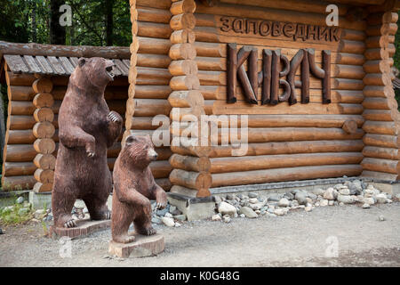 KIVACH, Karelien, Russland - ca. Juni 2017: Holz- Installation auf dem Eingang des Kivach Naturschutz. Braunbären Skulpturen und der inscri Stockfoto