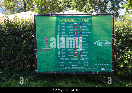 Informationen Wildschweine mit Zeitplan für die Spiele des Confederations Cup im städtischen Park. Confederation Cup war in ST statt. PETERSBURG, Russland - CA. JUN, 2017 Stockfoto