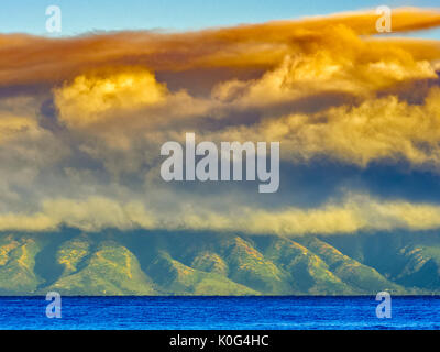 Sonnenaufgang über Molokai von Maui Hawaii gesehen Stockfoto