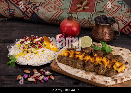 Traditionelle persische Gericht von Kebab und Reis auf hölzernen Tisch Stockfoto