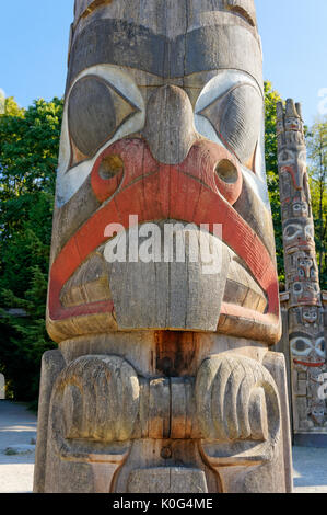 In der Nähe von Beaver Motiv auf einem Haida Totem Pole von Bill Rot, UBC Museum der Anthropologie, Vancouver, BC, Kanada geschnitzt Stockfoto