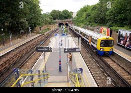 London Overground Tarin bei Dänemark Hill Station in London. Stockfoto