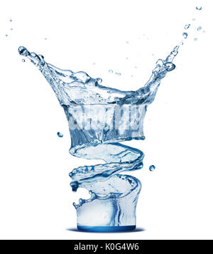 Wasser im Glas auf einem weißen Hintergrund. Stockfoto