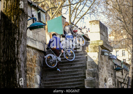 PARIS VELIB-SE PROMENER COMPORTE EN VELIB PARFOIS QUELQUES HINDERNISSE - PARIS - PARIS FRANKREICH © Frédéric BEAUMONT Stockfoto